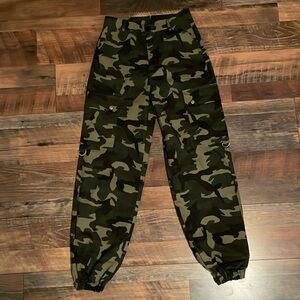 Baggy camo pants with pockets!! Size small